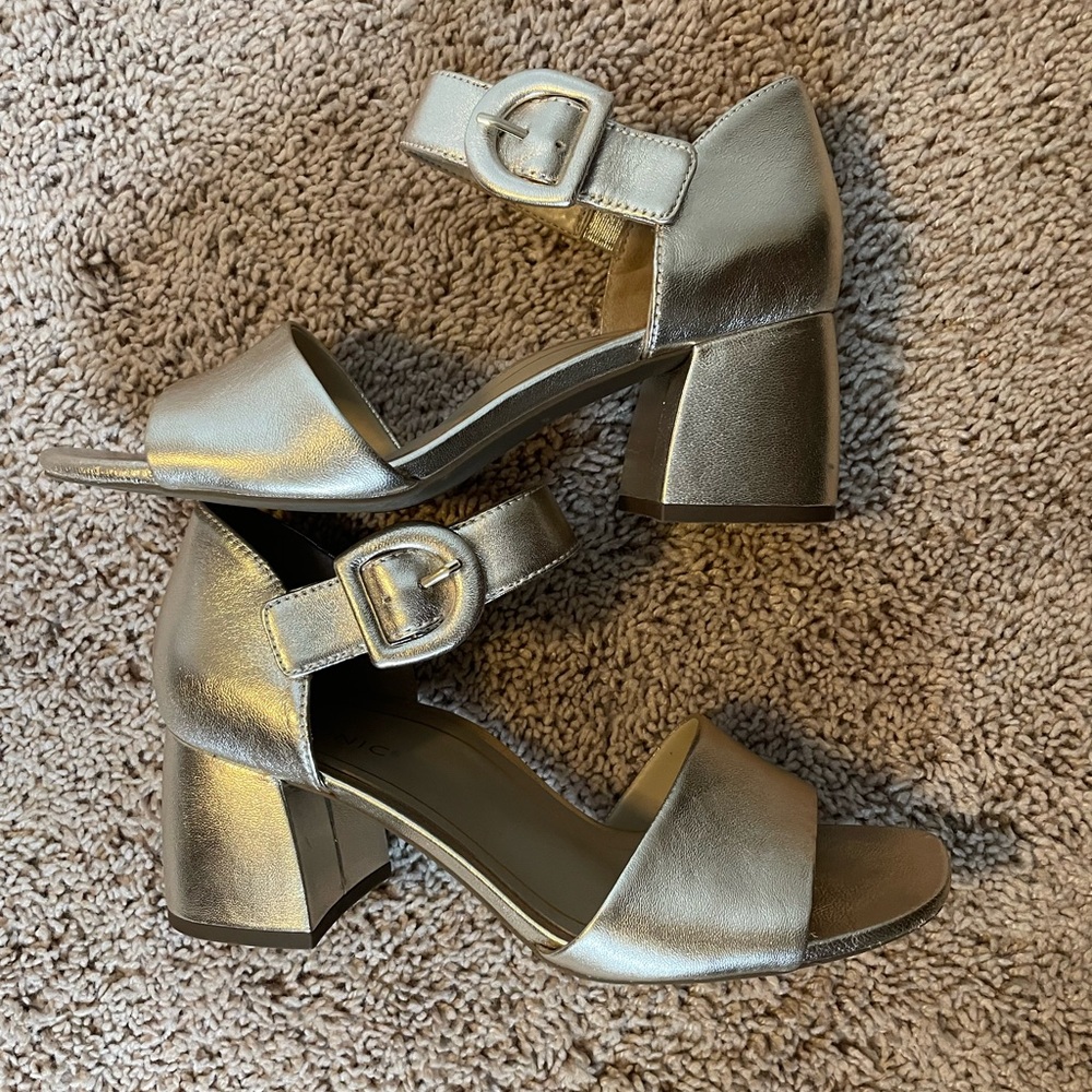 Vionic Chardonnay Gold Heeled Sandal Sz 8W - Picture 6 of 8